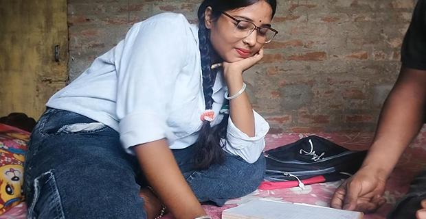 ठरकी टीचर ने फीस माफ़ कर दी बदले में चूत चोद दी