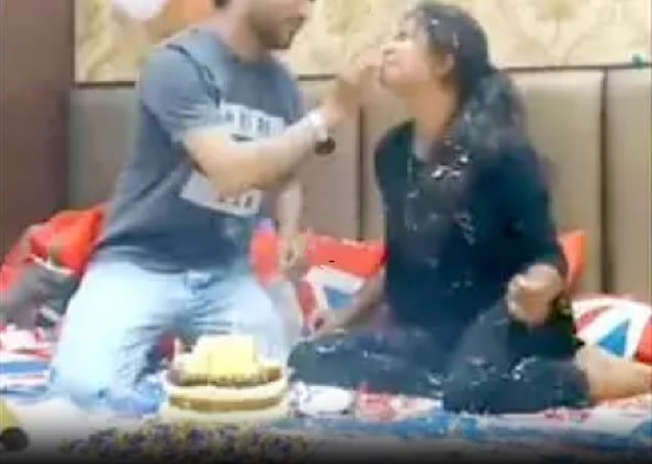 అమ్మాయి పుకును బ్రైత్‌డే కేక్‌తో తినడం