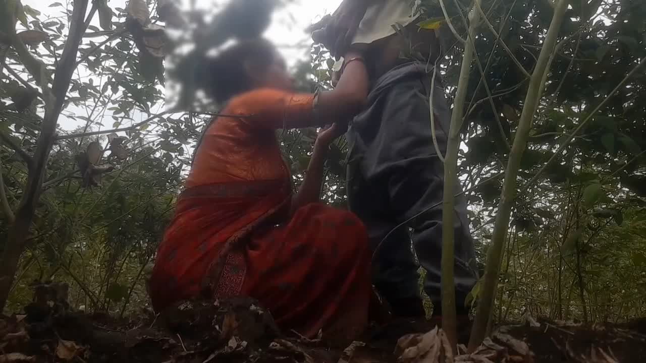 KHET ME KAM KARANE AAI BHABHI KI CHUDAI